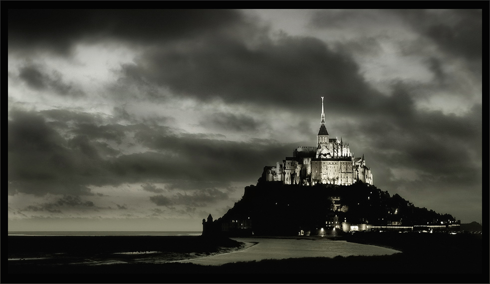 Mont Saint Michel in b&w