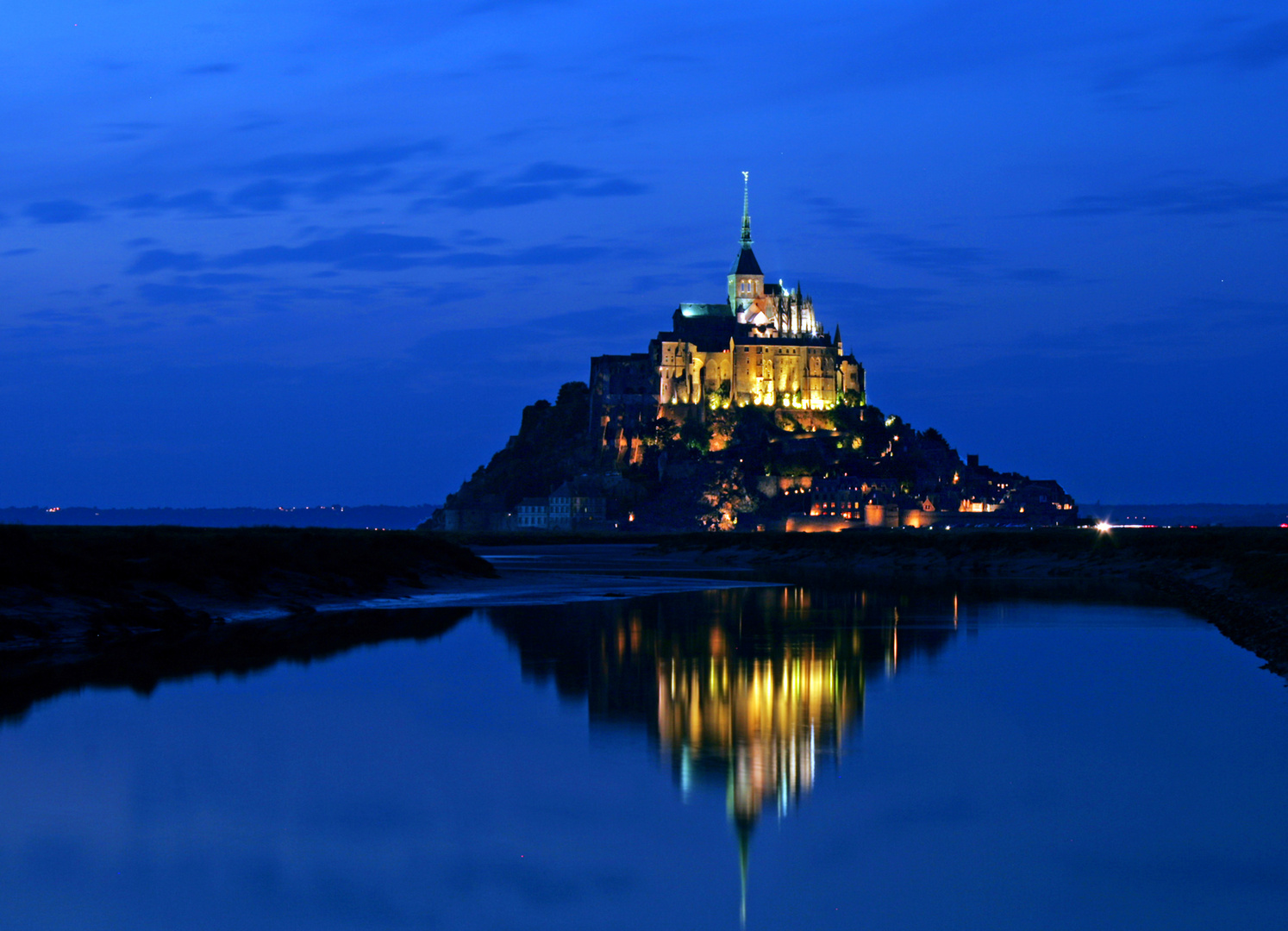 Mont-Saint Michel zur blauen Stunde