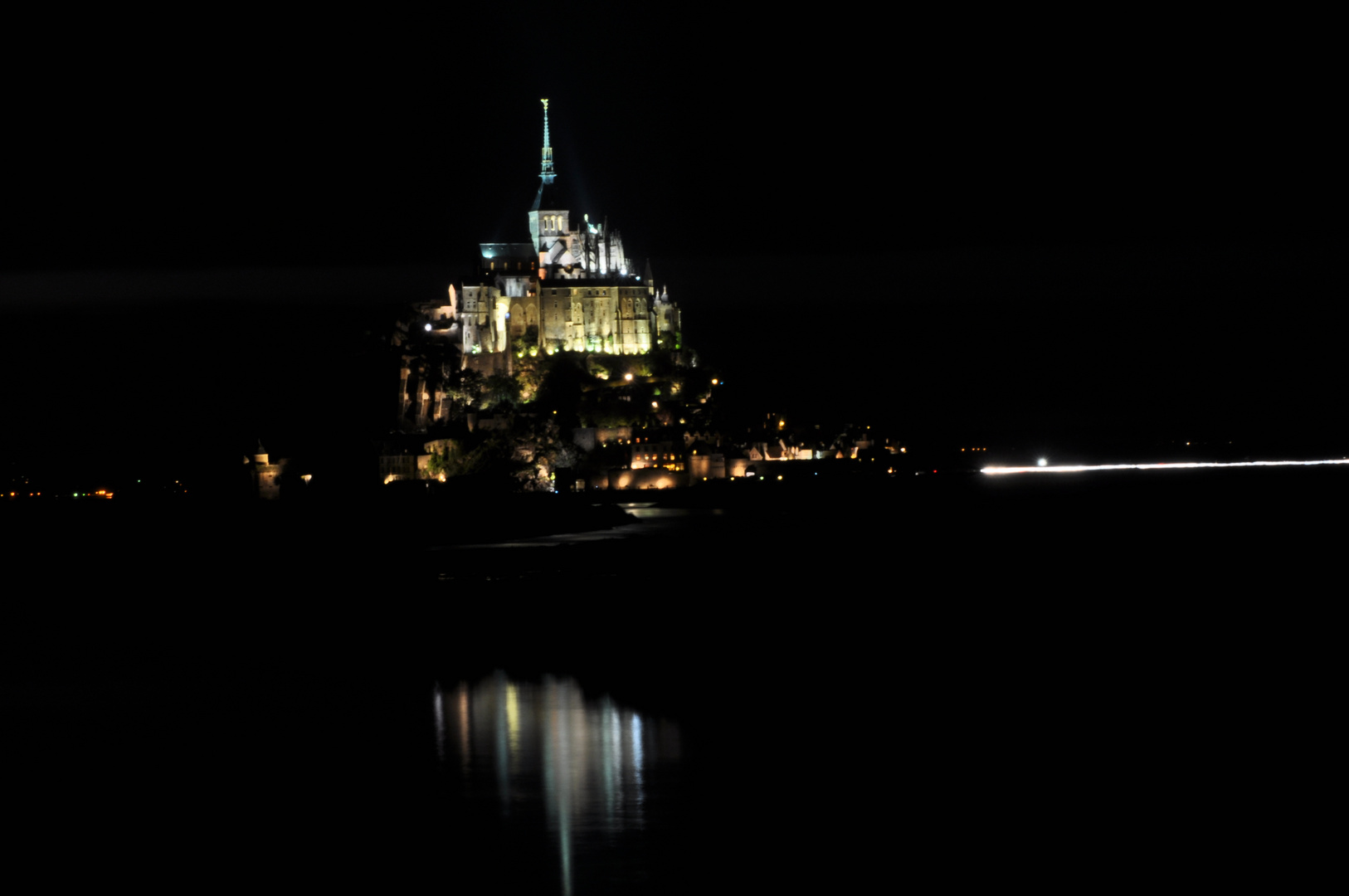 Mont St. Michel bei Regen, Nacht und Flut.