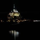 Mont St. Michel bei Regen, Nacht und Flut.