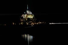 Mont St. Michel bei Regen, Nacht und Flut.