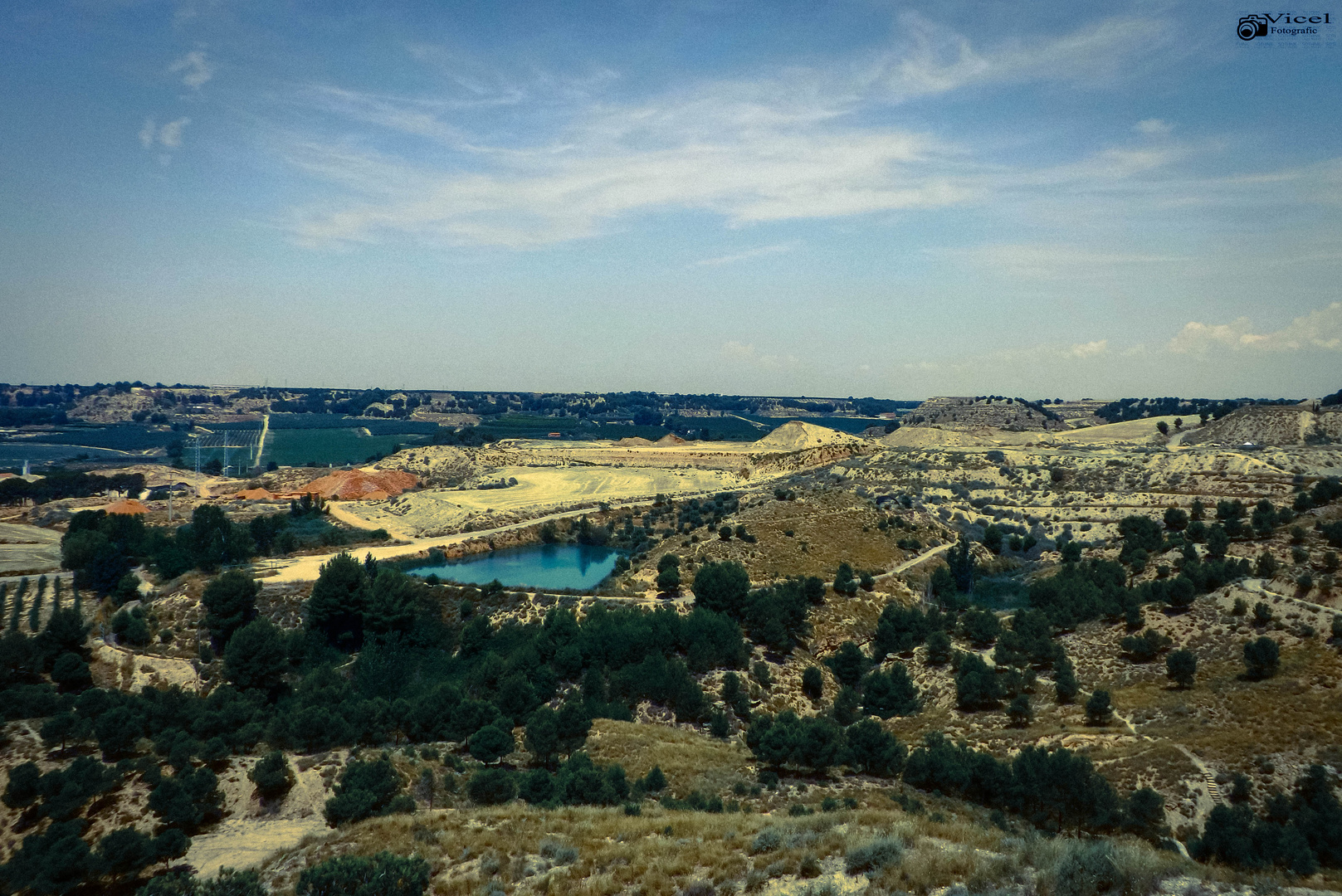 Montaña con lago