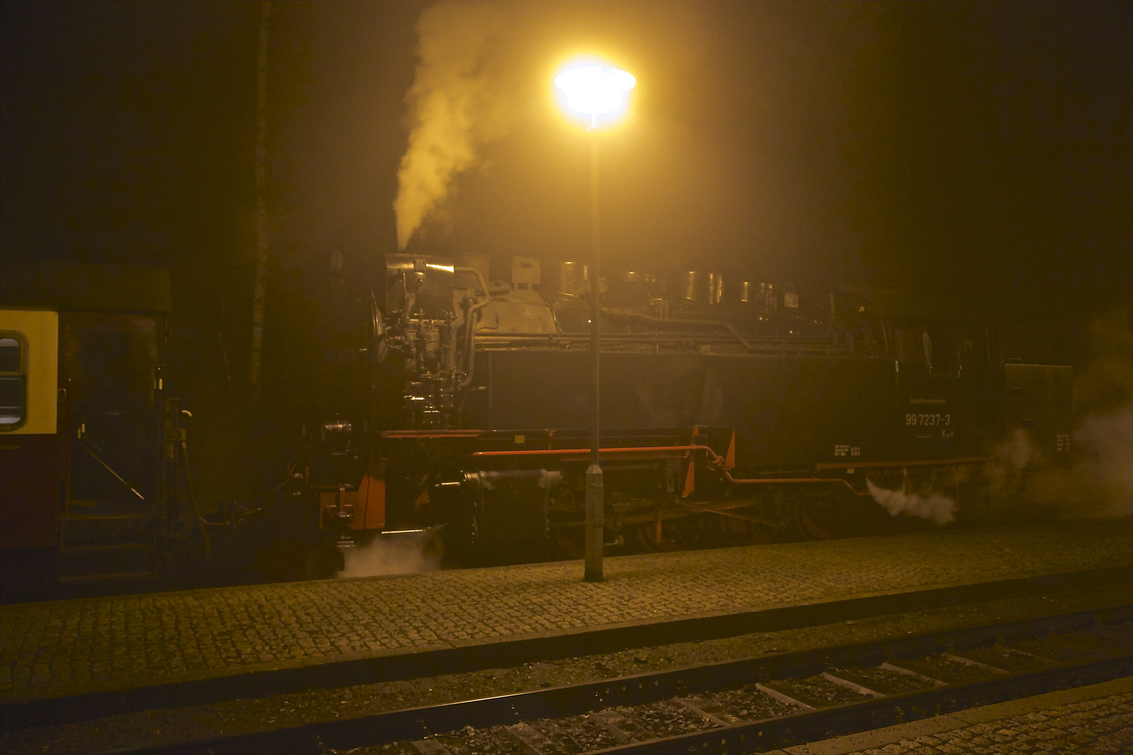 Montag 19.11.12 letzte Abfahrt vom Brocken 17.36 Uhr an Schierke im Nebel