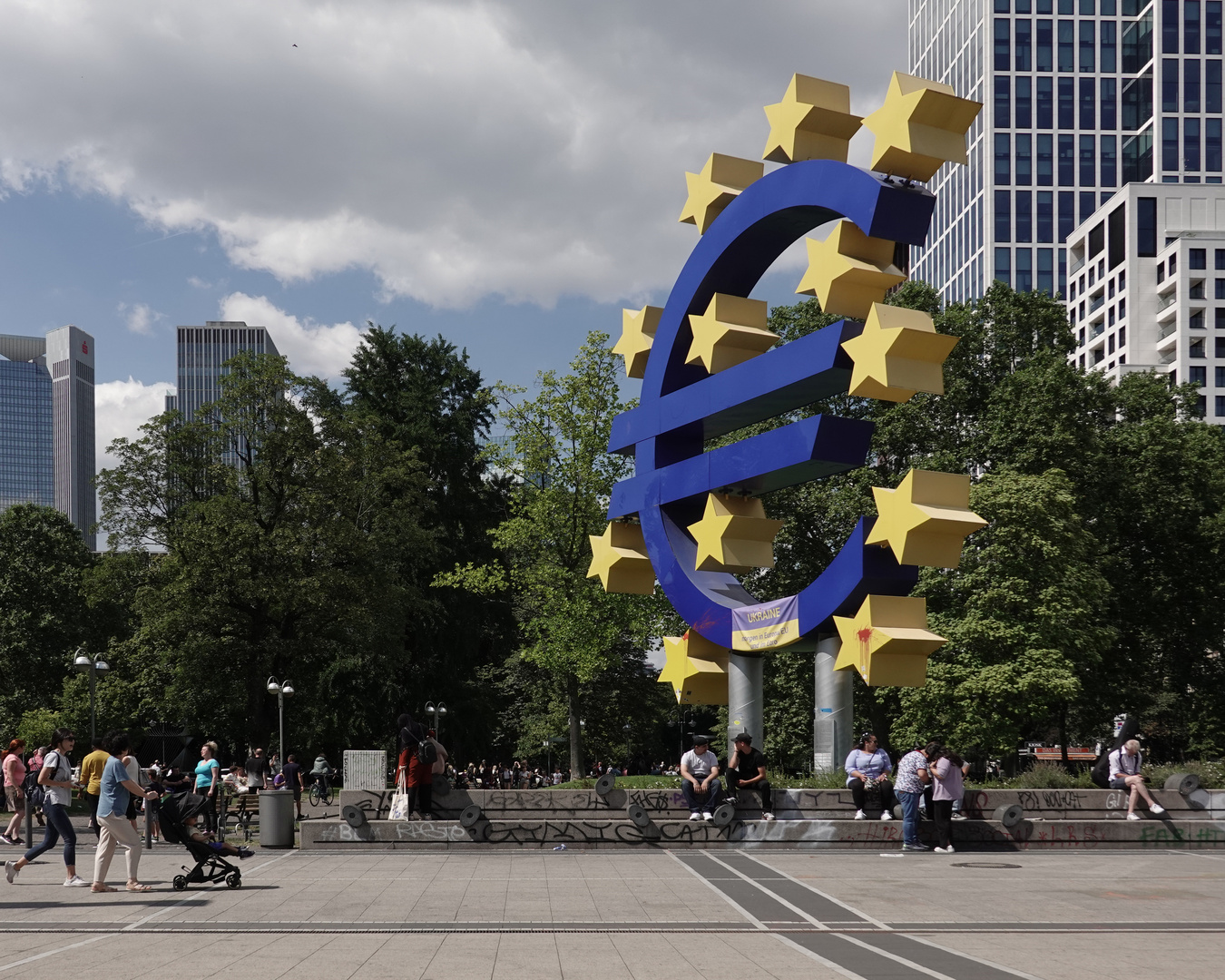 Montag - Blue Monday - Euro-Skulptur - Protest