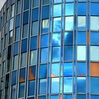 Montag-blue monday mit Blauer Glas-Fassade