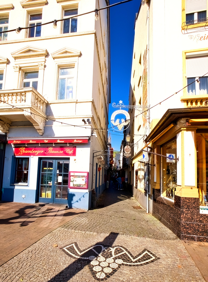 Montag - blue monday mit Eingang zur Drosselgasse in Rüdesheim am Rhein