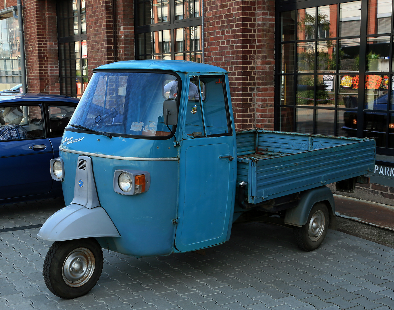 Montag - Blue Monday - Piaggio Ape 600MPV