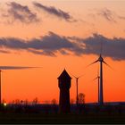 Montagabendrot an mittigem und nichtmittigem Wasserturm, einigen Windrädern und Kohlekraftwerk...