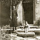 Montagna Pistoiese - Bardalone - località Bandità - Luigi e la nonna - primi anni 30