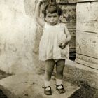 Montagna Pistoiese - Bardalone - mia mamma davanti all'uscio di casa - fine anni 20