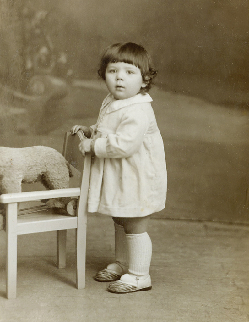 Montagna Pistoiese - bimba con il suo cavallo di legno - anni 30