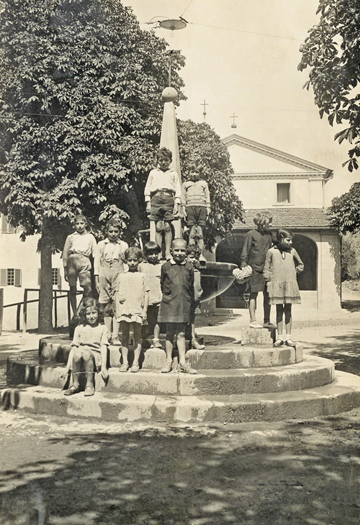 Montagna Pistoiese - Piazza di Bardalone - davanti alla fontana - anni 30