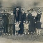 Montagna Pistoiese - una famiglia con babbo, mamma, i loro 12 figli ed il 13° in viaggio - anni 20