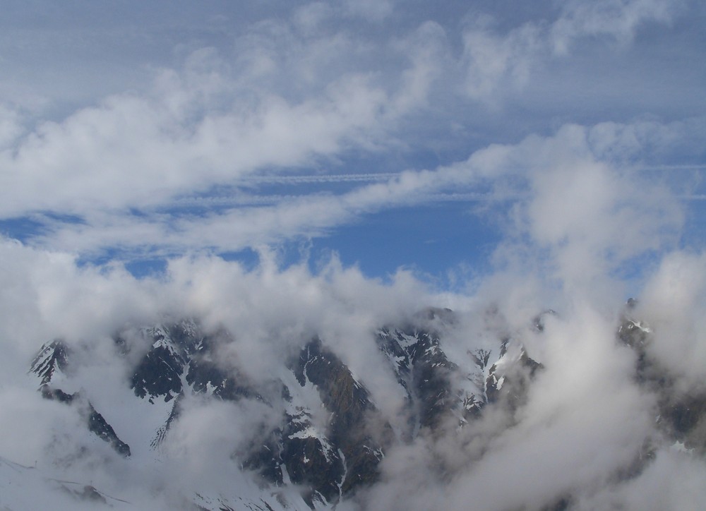 Montagne dans les nuages