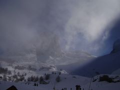 MONTAGNE DANS LES NUAGES