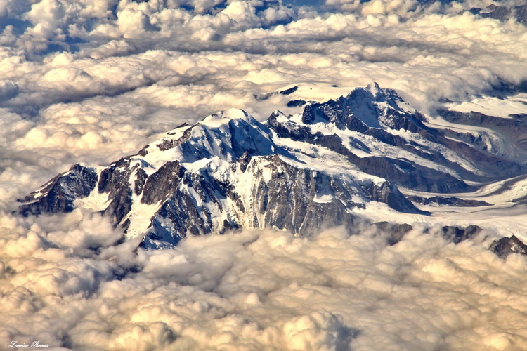 MONTAGNE ET MER DE NUAGES