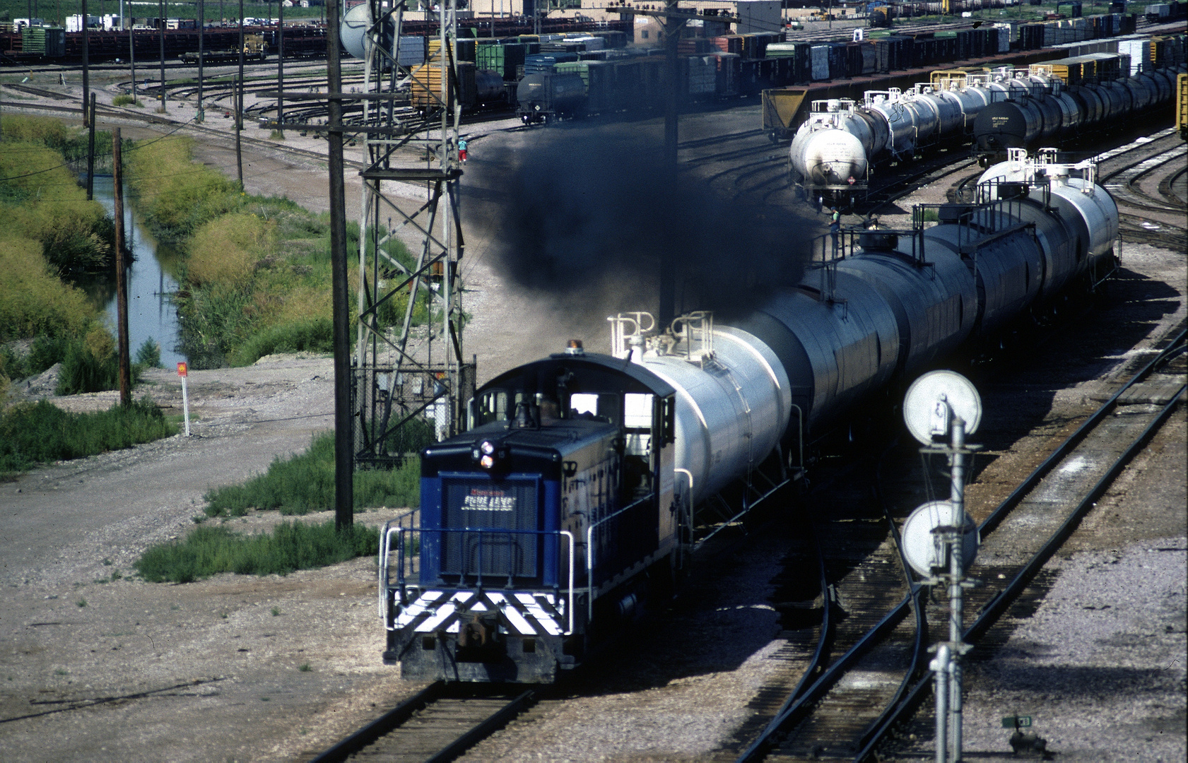 Montana Rail Link (MRL) Switcher SW1500 #11 verlässt den Yard in Laurel, Montana