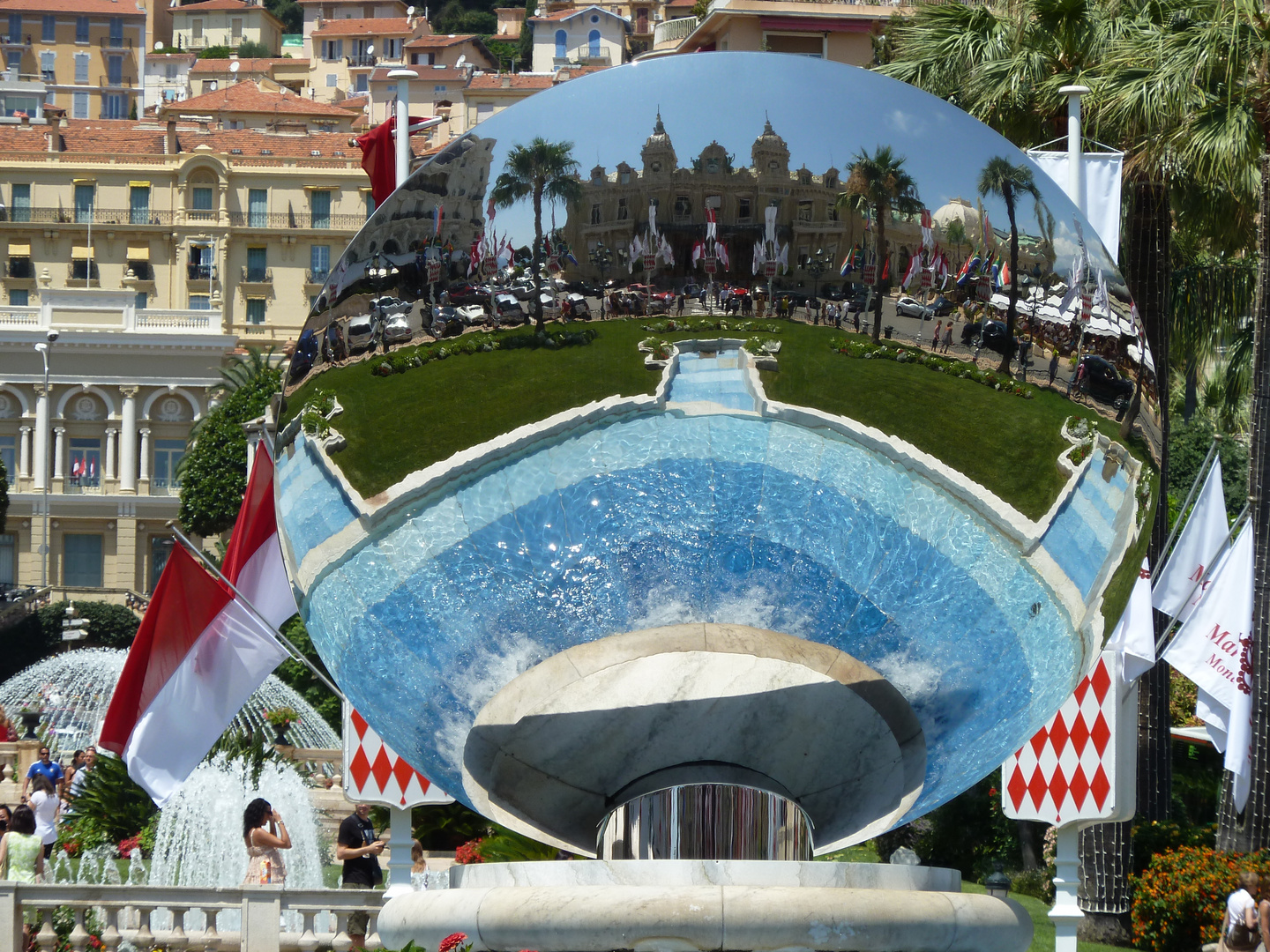 Monte Carlo Spielcasino im Spiegel des Brunnens