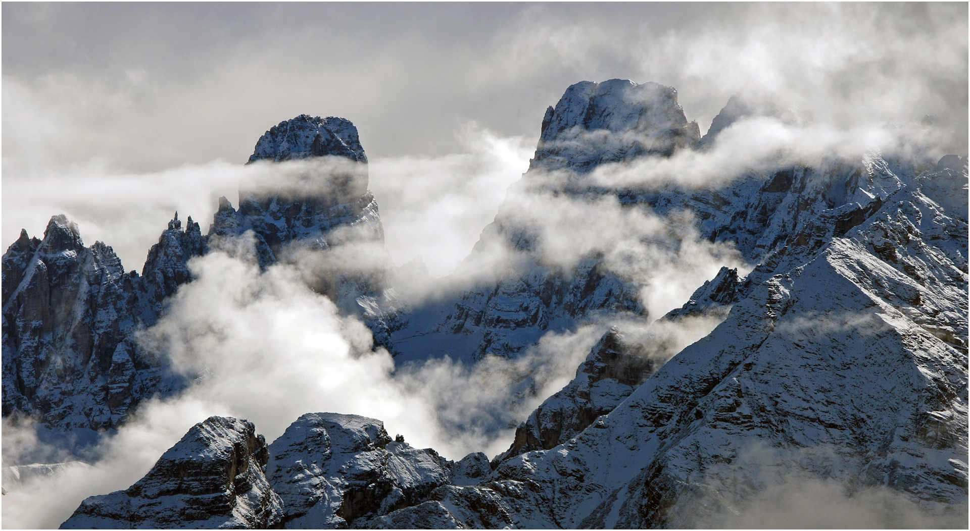 Monte Cristallo (rechts) und Piz Popena (links)