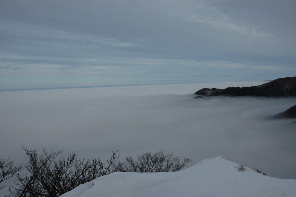 Monte Penna : tra neve nebbia e mare Adriatico