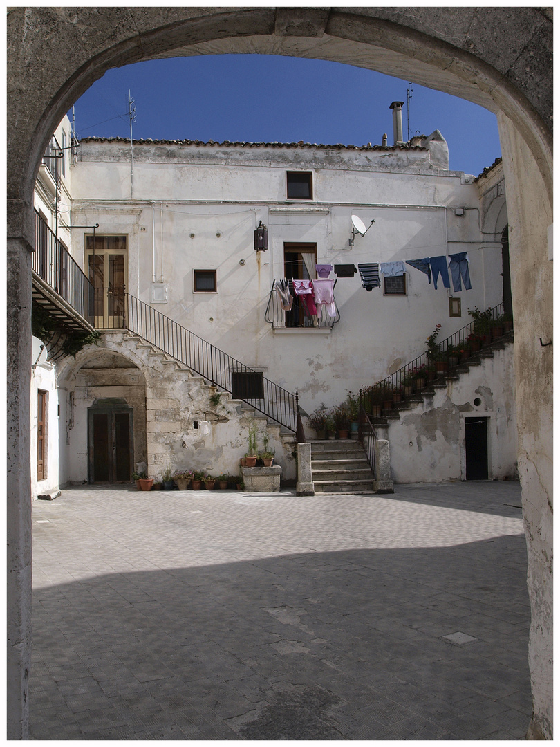 Monte St Angelo il cortile