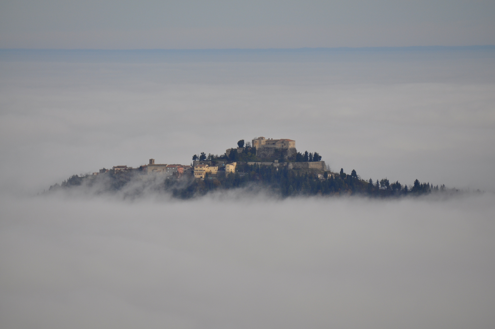 Montebello in un mare di nebbia