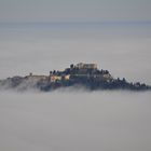 Montebello in un mare di nebbia