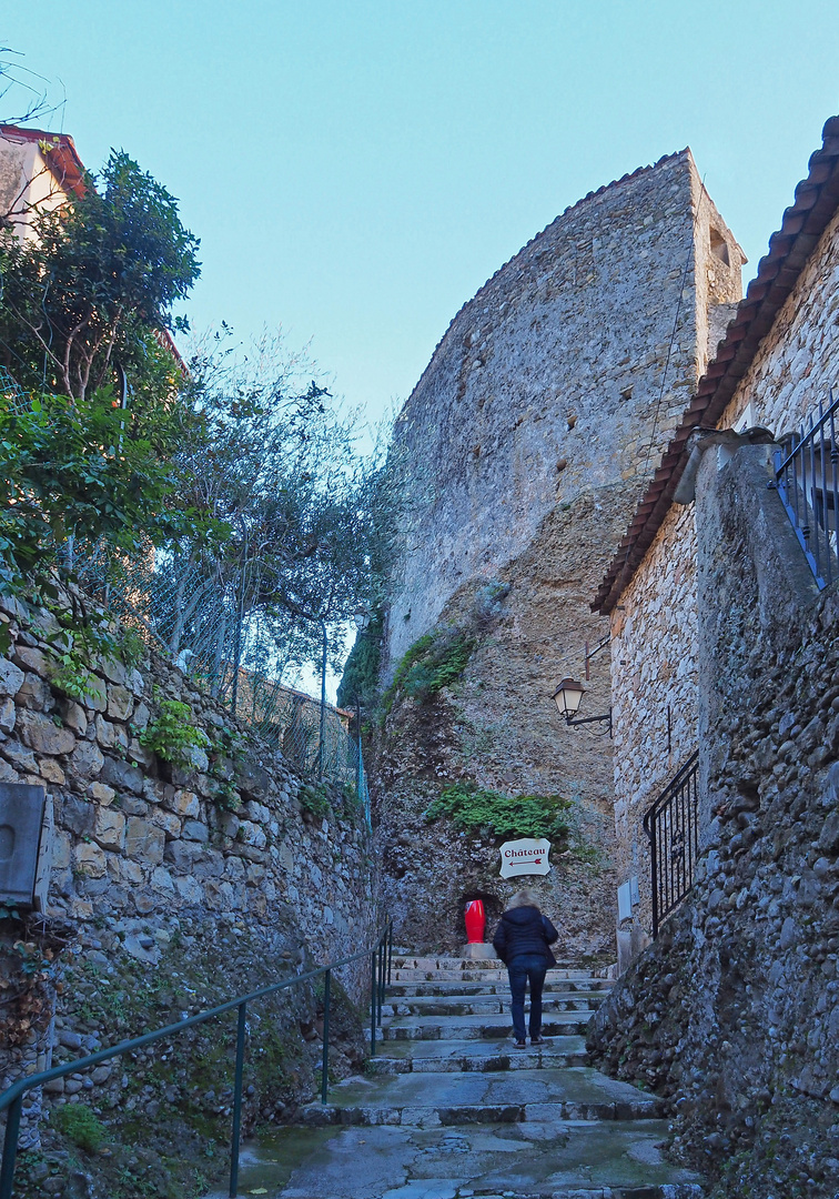 Montée vers le Château médiéval de Roquebrune