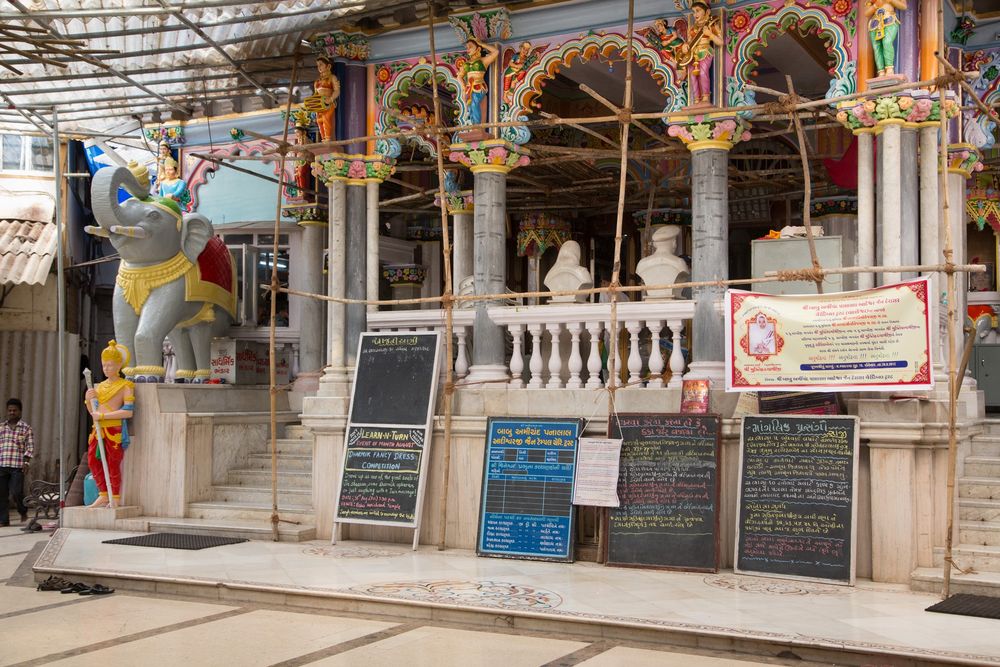 Montée vers le lieu saint du temple Jaïn "Babu Amichand Panalal Adishwarji" à Bombay