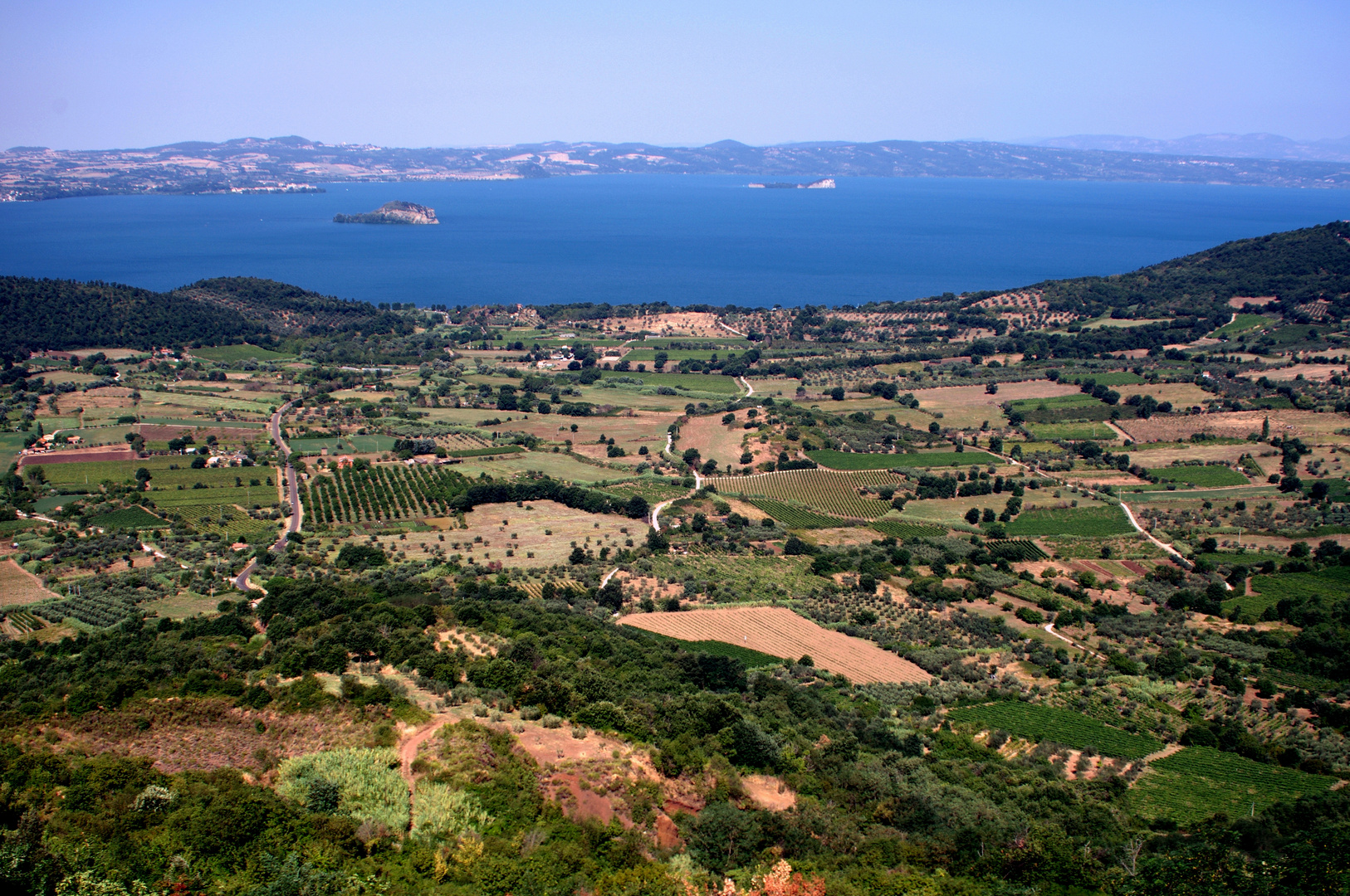 Montefiascone (VT) il lago di Bolsena con le sue fertili campagne (e l'ottimo vino)