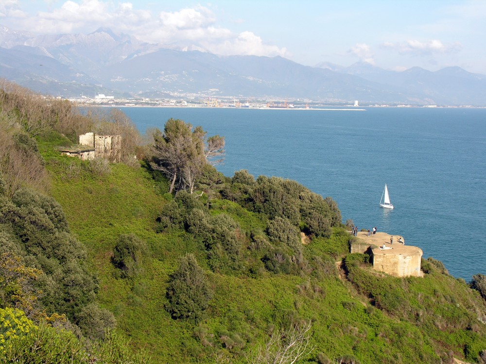 Montemarcello mit La Spezia im Hintergrund