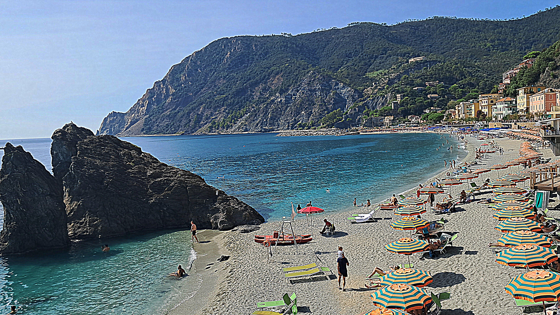 Monterosso...cinque terre...la spiaggia come d'agosto!...