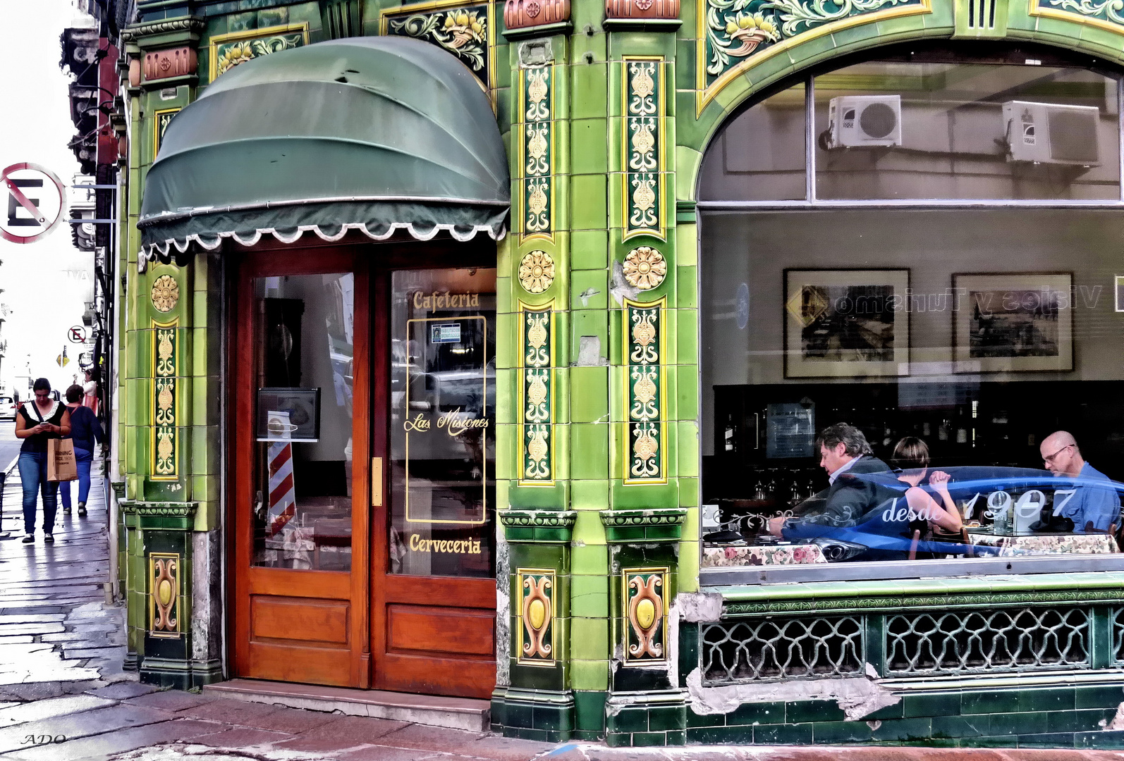 Montevideo Moments - a Cafe