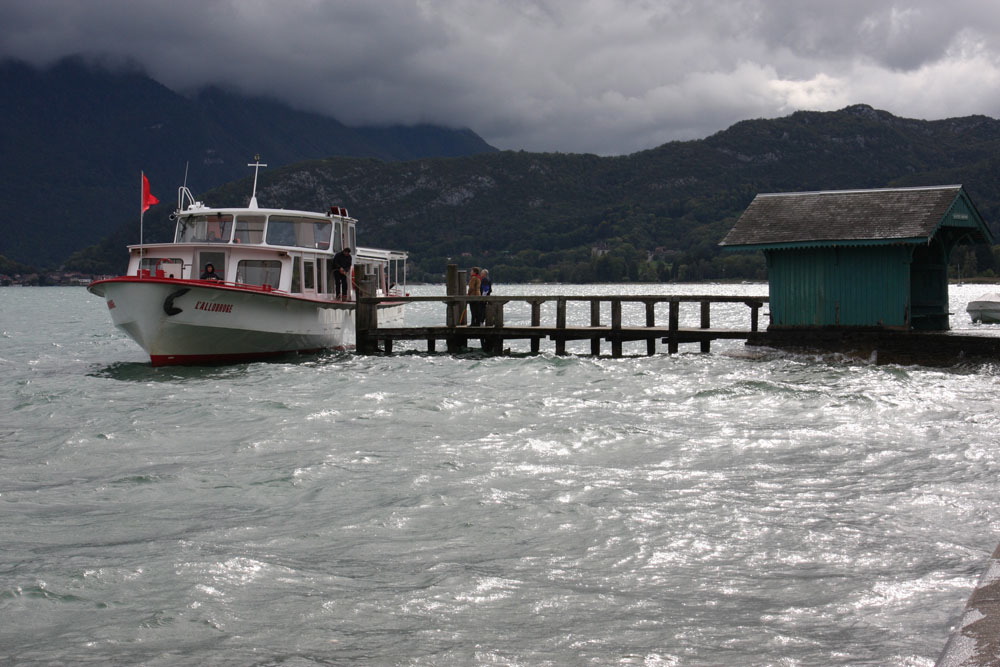 montez à bord ! Vite, l'orage est là