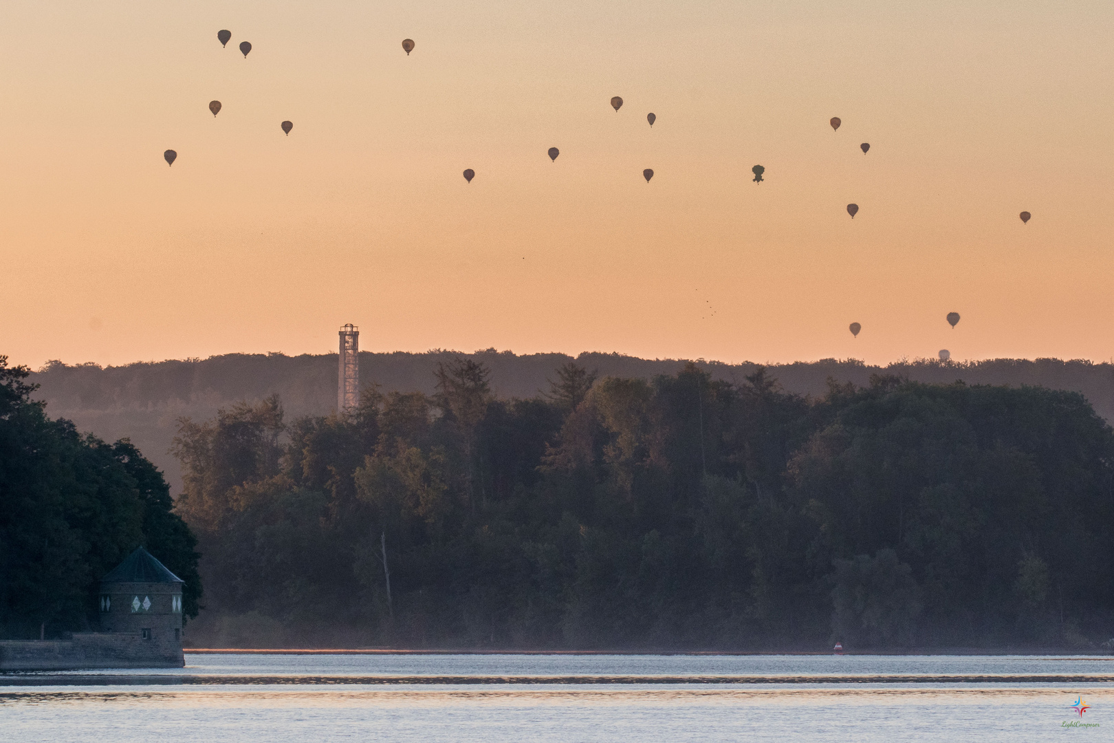 Montgolfiade über dem Möhneturm