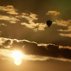 Montgolfière au soleil couchant