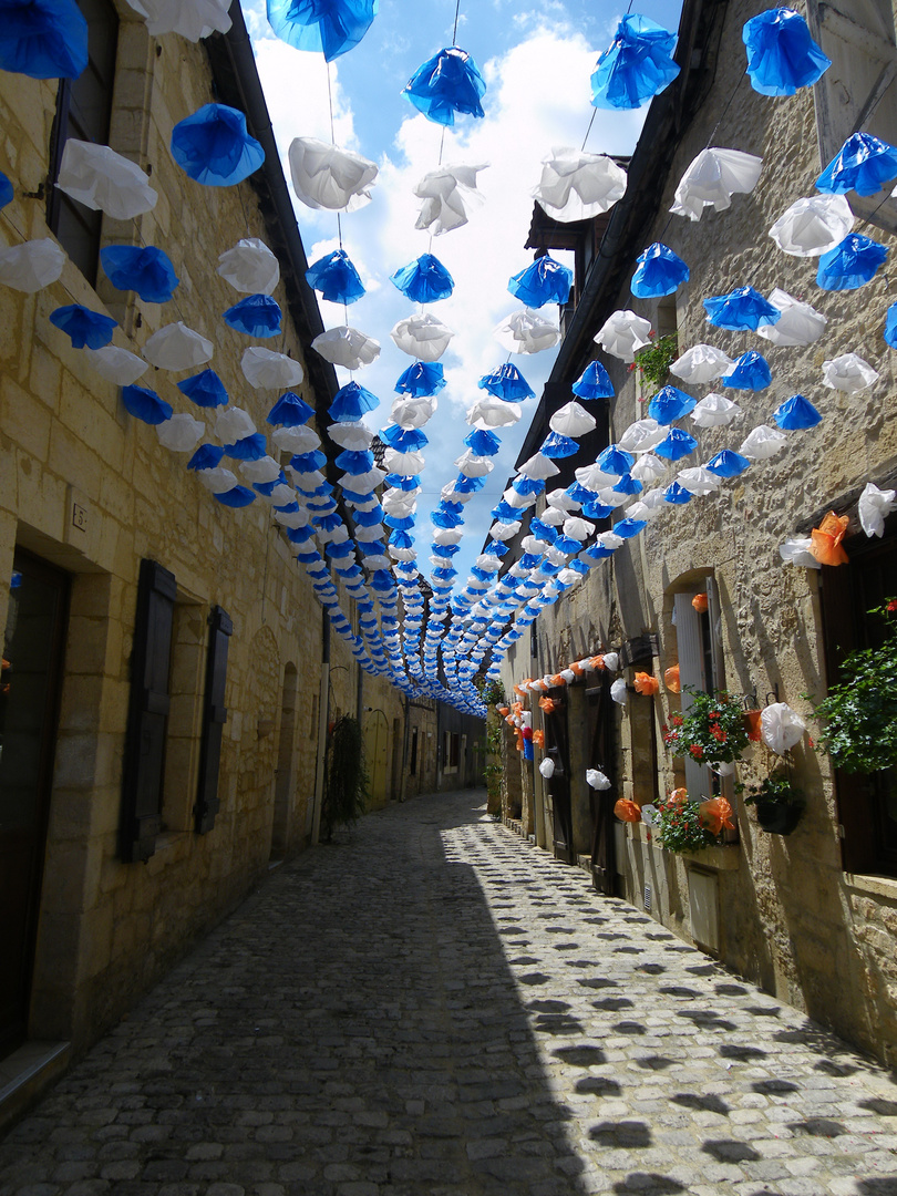 montignac, une ruelle colorée !!