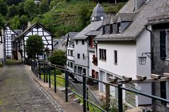 Montjoie - En admirant une ruelle coquette sur fond musical...