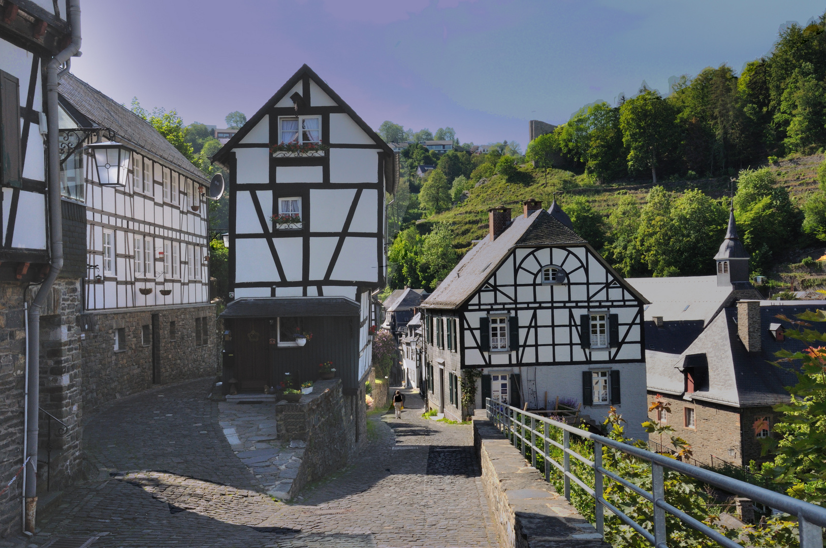 MONTJOIE - La cité médiévale - En descendant de la montagne.