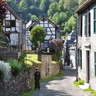 MONTJOIE - La cité médiévale - En descendant de la montagne de joie.