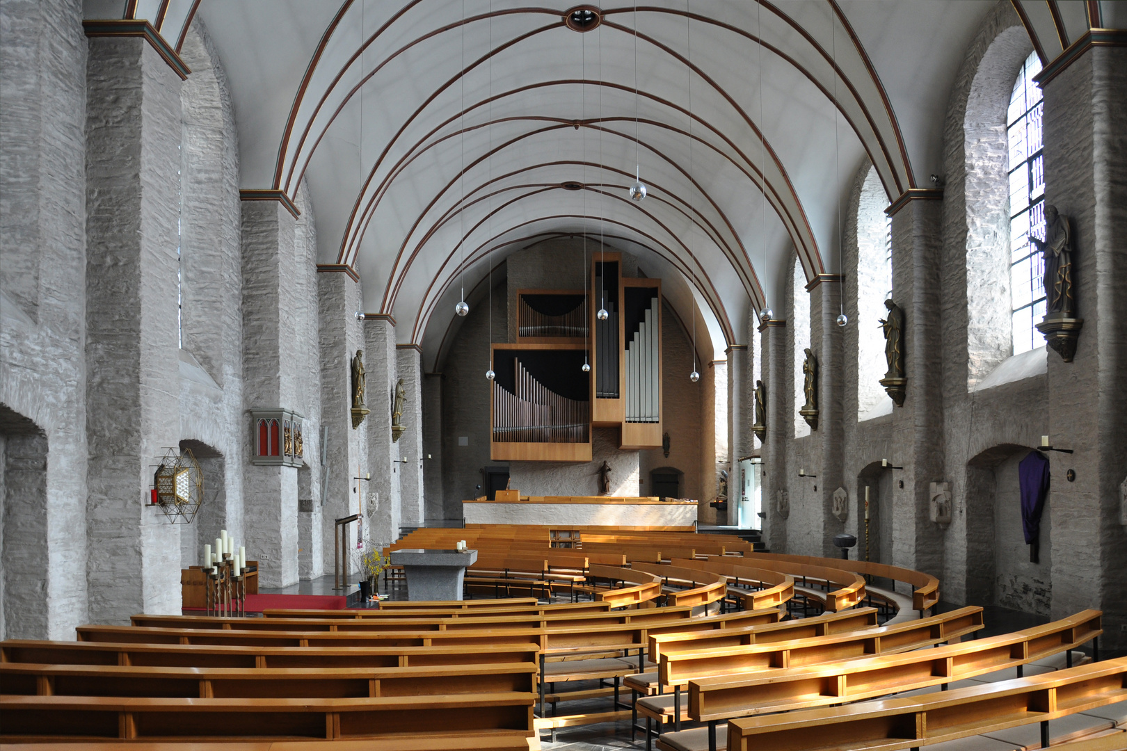 MONTJOIE - La cité médiévale - La cathédrale catholique - avec les orgues