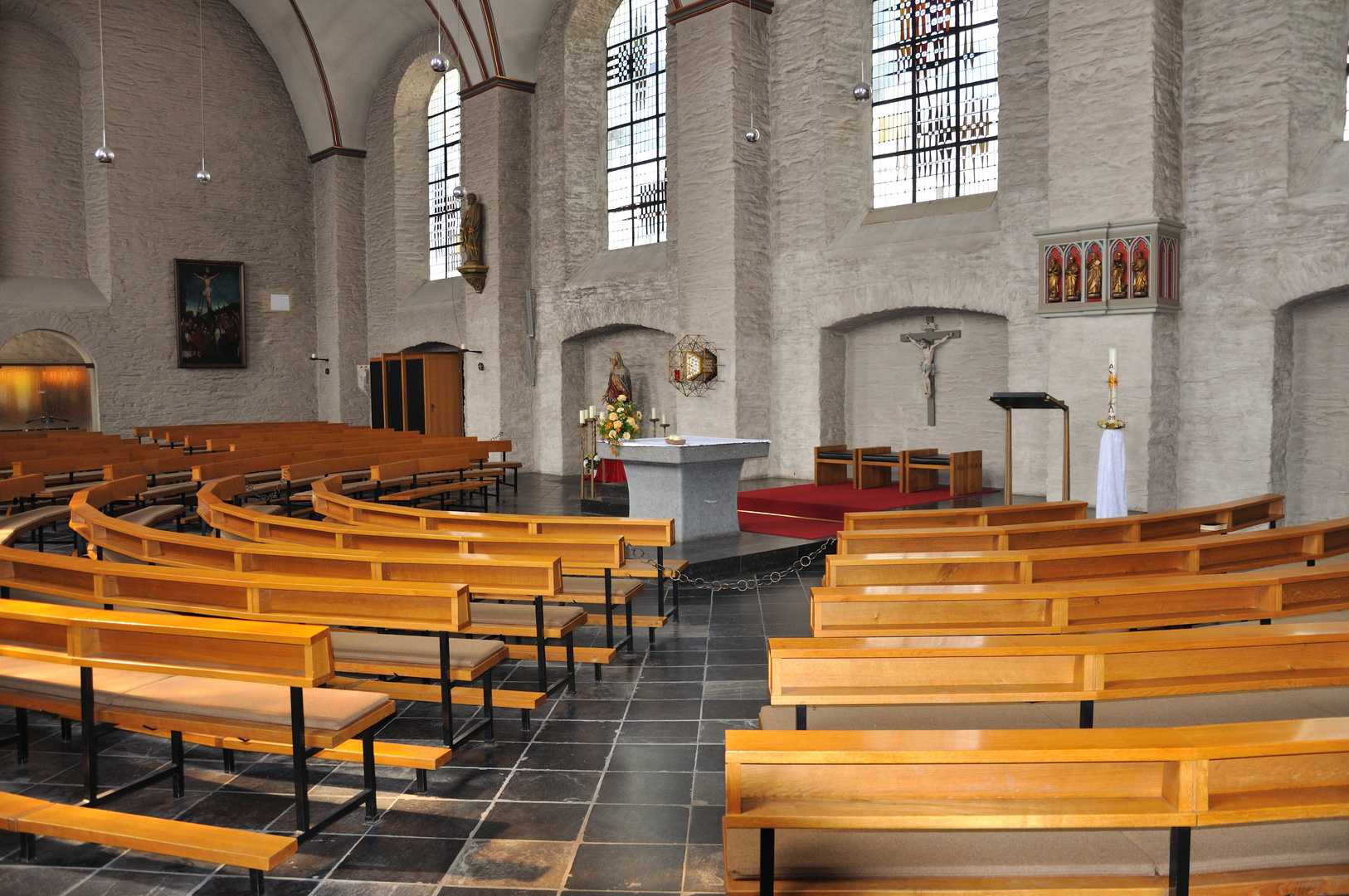 MONTJOIE - La cité médiévale - La cathédrale monastique catholique.