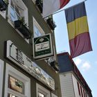 MONTJOIE - La cité médiévale - Le drapeau belge flotte dans les rues.