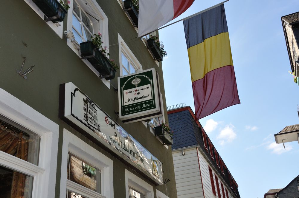 MONTJOIE - La cité médiévale - Le drapeau belge flotte dans les rues.