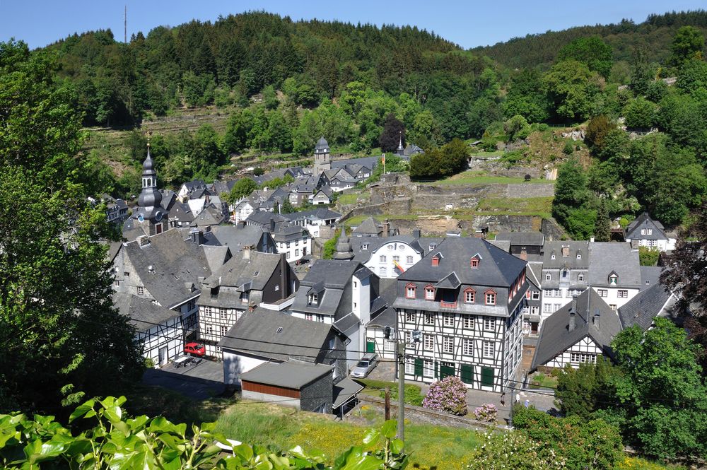 MONTJOIE - La cité médiévale - Petite ville étroite, coincée dans la vallée de la Rur.