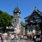 MONTJOIE - La cité médiévale - Sur la grand place - au repos des randonneurs