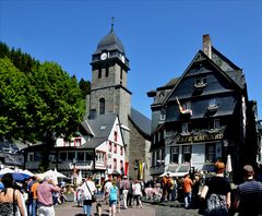 MONTJOIE - La cité médiévale - Sur la grand place - au repos des randonneurs