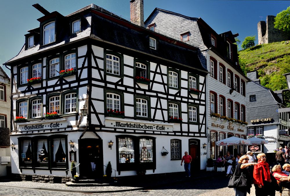 MONTJOIE - La cité médiévale - Un superbe bâtiment à colombages