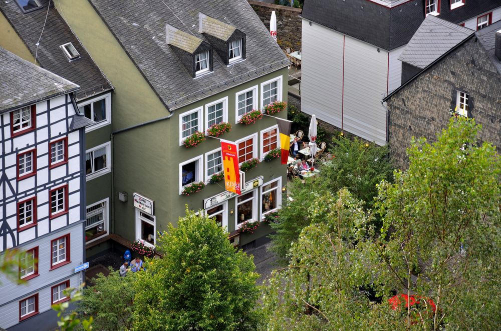 Montjoie - Le drapeau belge flotte (pour les frites belges, c'est ici), sur fond musical...