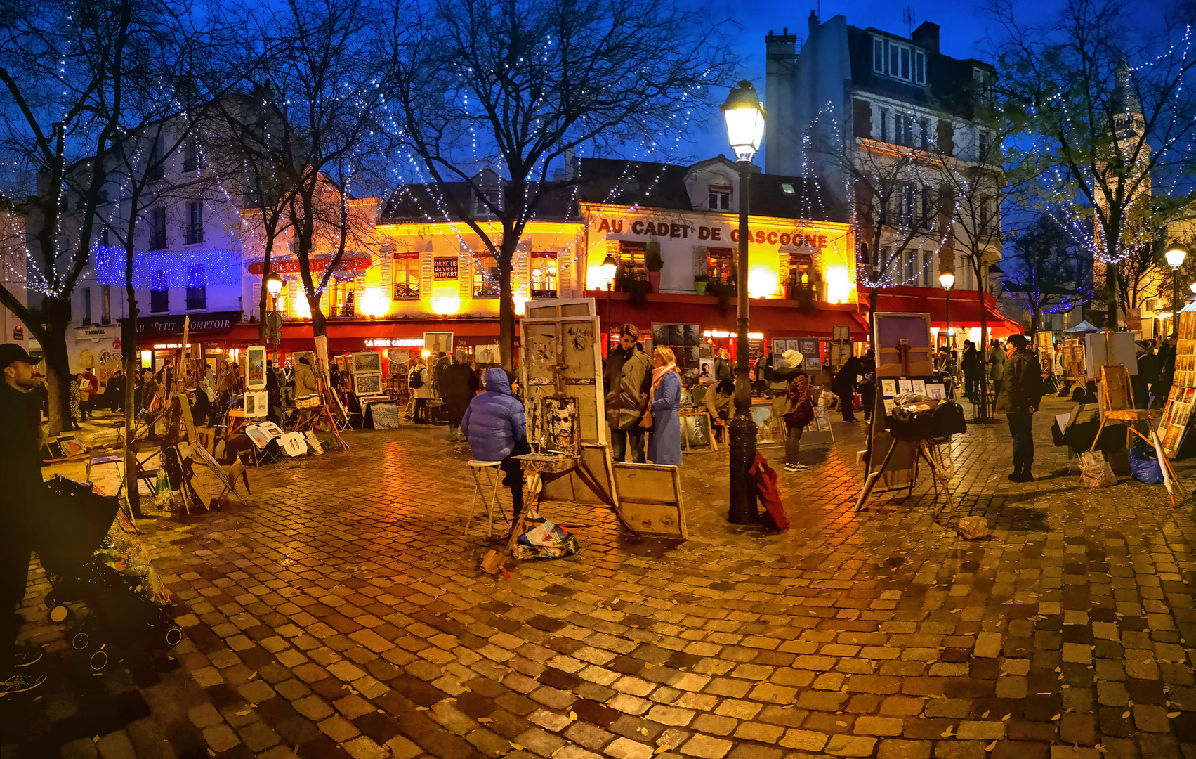 Montmartre quand la nuit tombe.